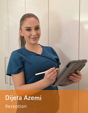 Freundliche Mitarbeiterin an der Rezeption und in der Assistenz, lächelnd mit verschränkten Armen